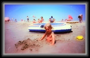 Clélia à la plage... enfin seulement le haut, le bas était resté dans le Ford :-)